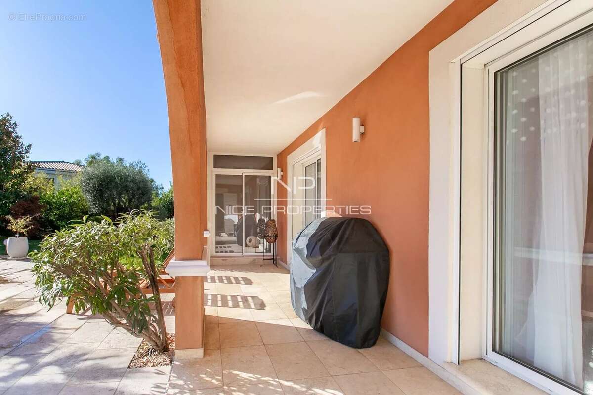 Maison à SAINT-LAURENT-DU-VAR