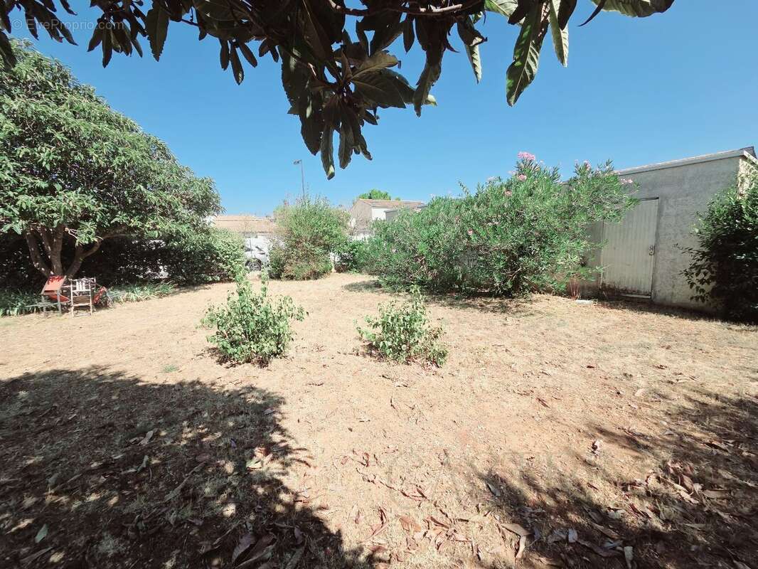 Terrain constructible de 200 m² au calme à Saint-Brès - photo 2