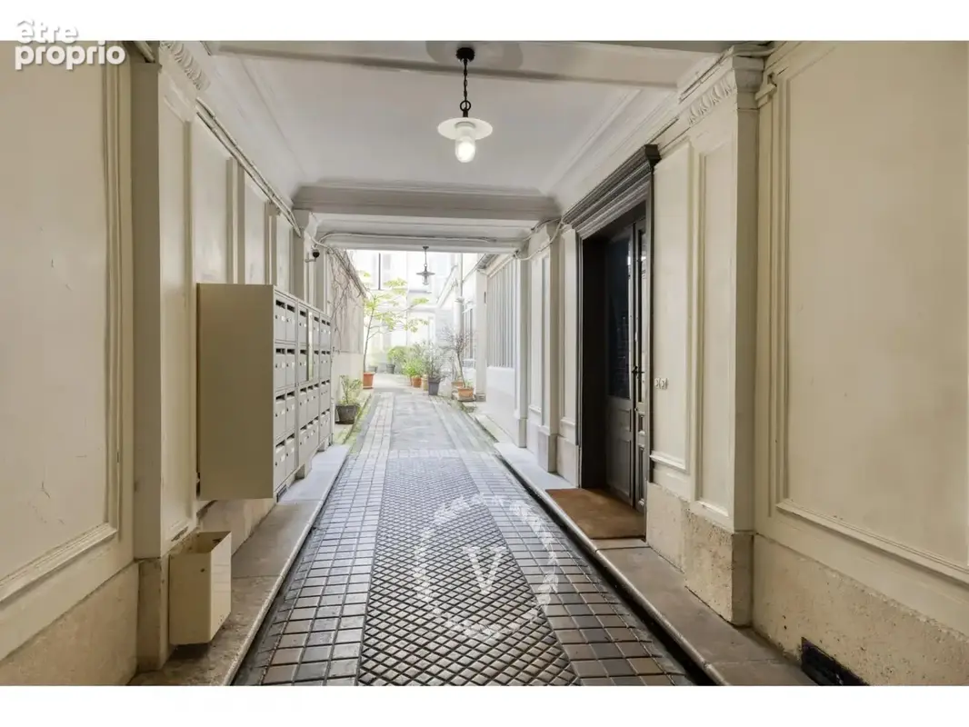 Rue de Clichy – Rénovation d'architecte, beaux volumes, balcon et cave - photo 12