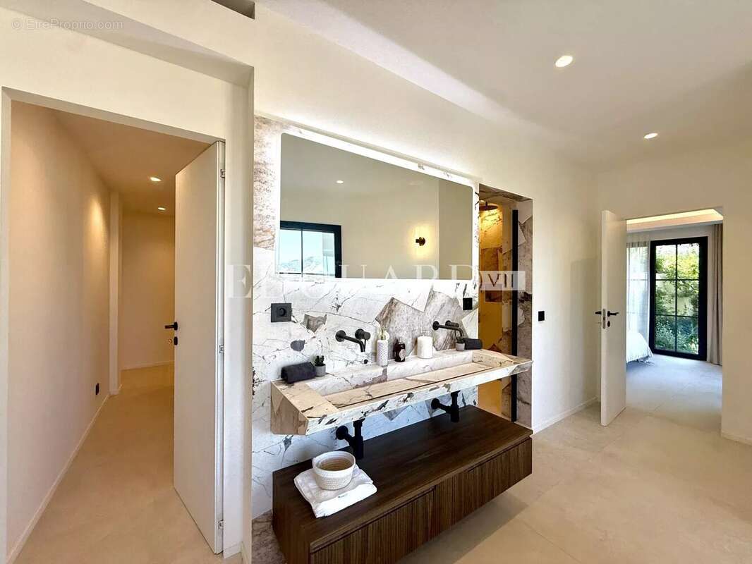 Superbe villa contemporaine avec piscine, une oasis de lumière au cœur de Roquebrune Cap Martin - photo 27