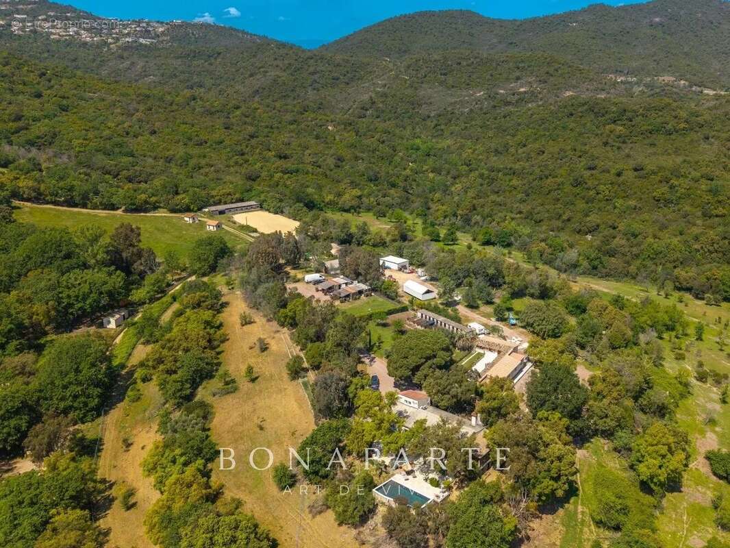 Les adrets-de-l'esterel - domaine de 10 ha - écuries - 5 habitations - lac - photo 3