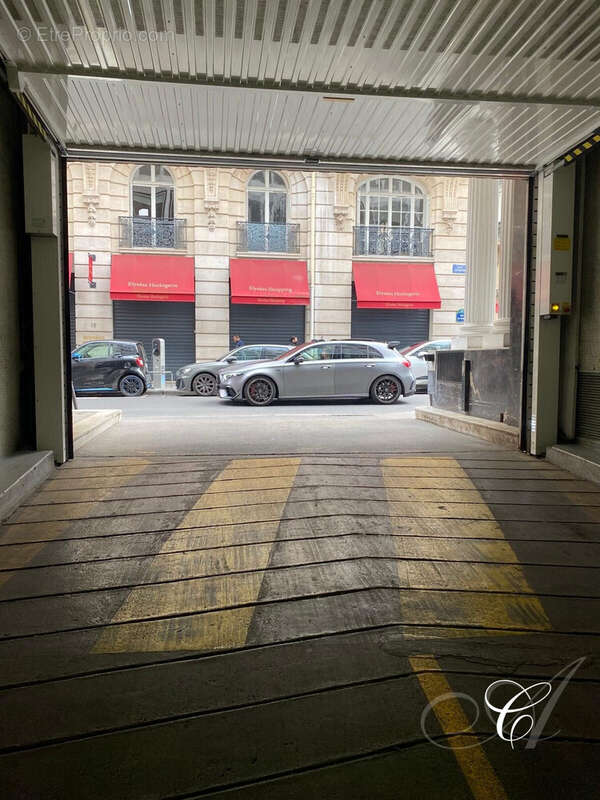 Parking 12 m² à Paris-8e  - photo 5
