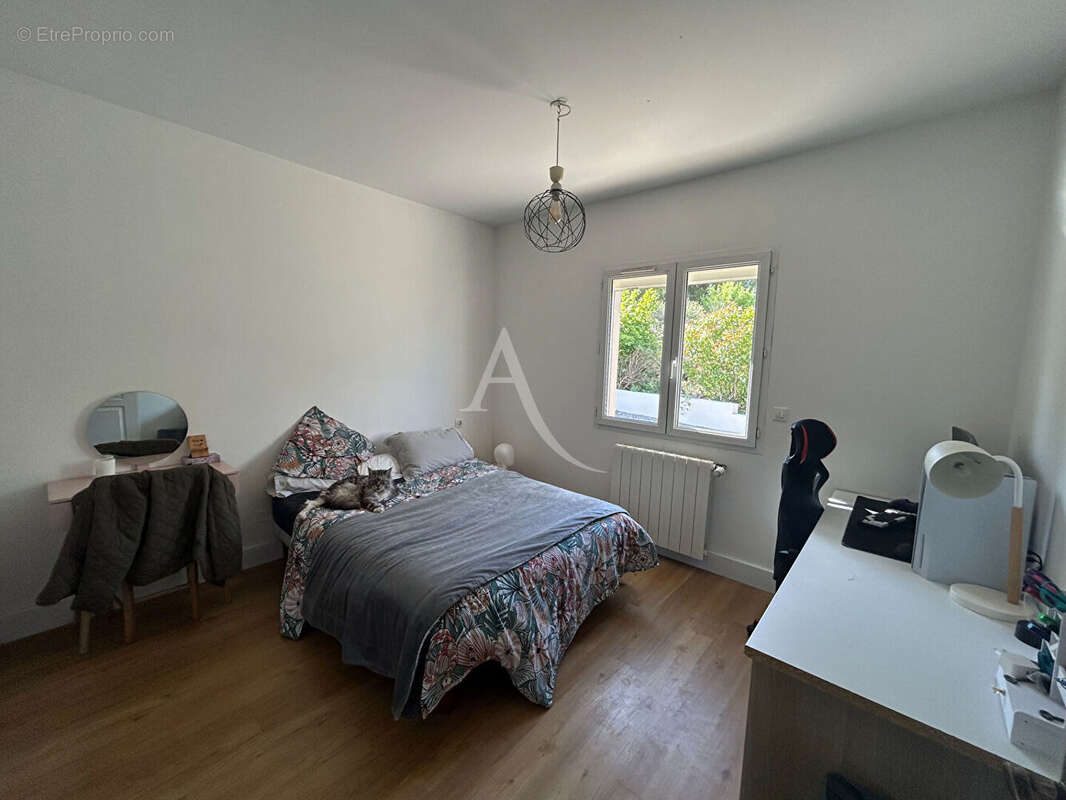Superbe villa de plain-pied avec piscine et vue dégagée sur la pinède - photo 8