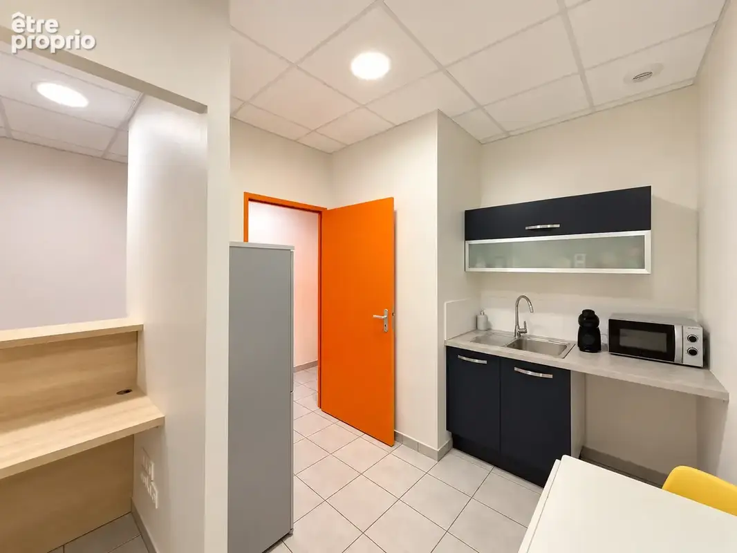 Immeuble entièrement rénové - Centre MACLAS - locaux professionnels + 2 grand appartements avec annexes et ext - photo 24