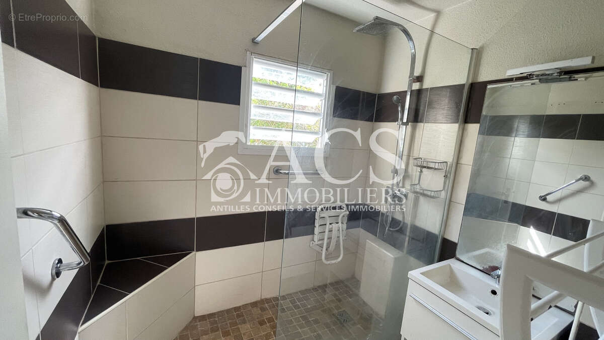 Appartement T4 avec travaux avec garage fermé et vue mer  - FORT-DE-FRANCE - photo 11