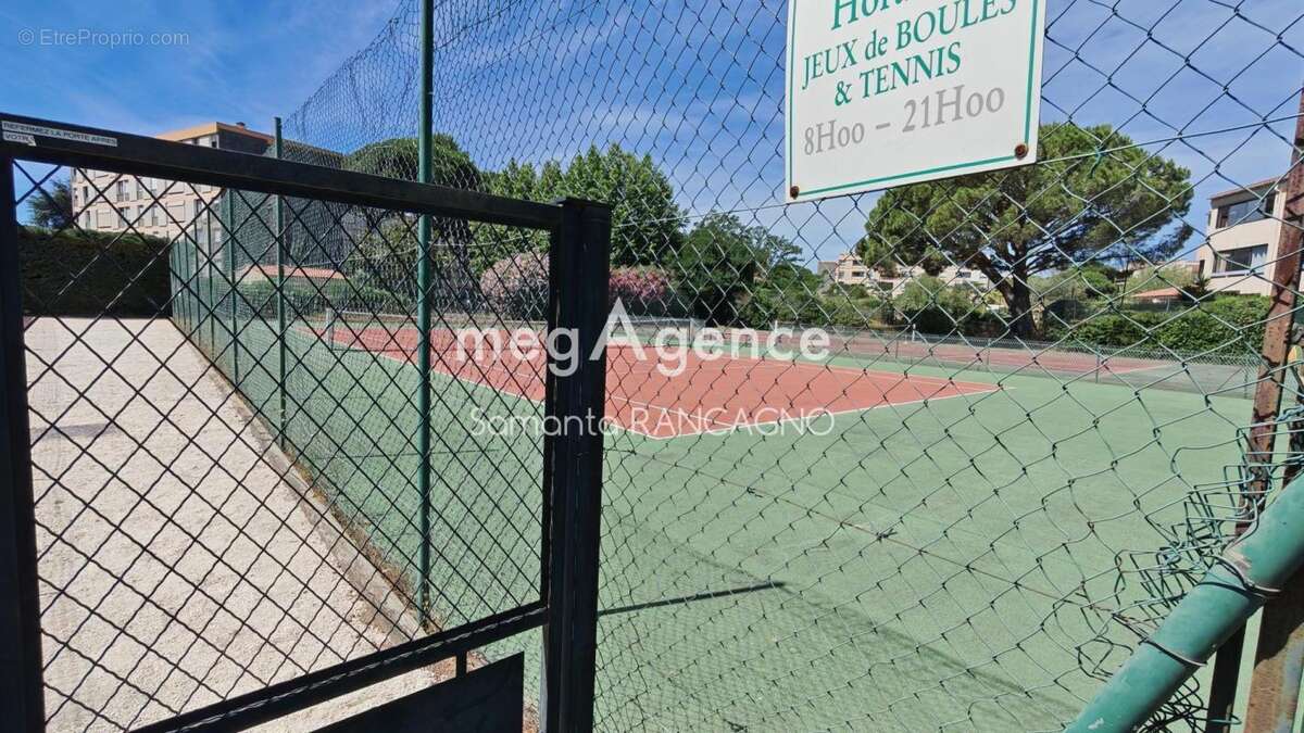 Fréjus – T2 entièrement rénové avec parking, cave et piscine - photo 12