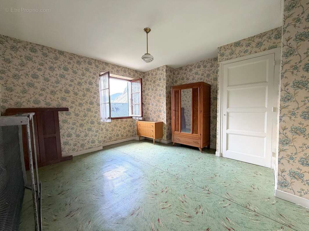 Maison à rénover avec terrain et garages - photo 4