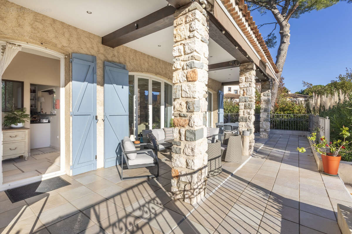 Maison à SIMIANE-COLLONGUE