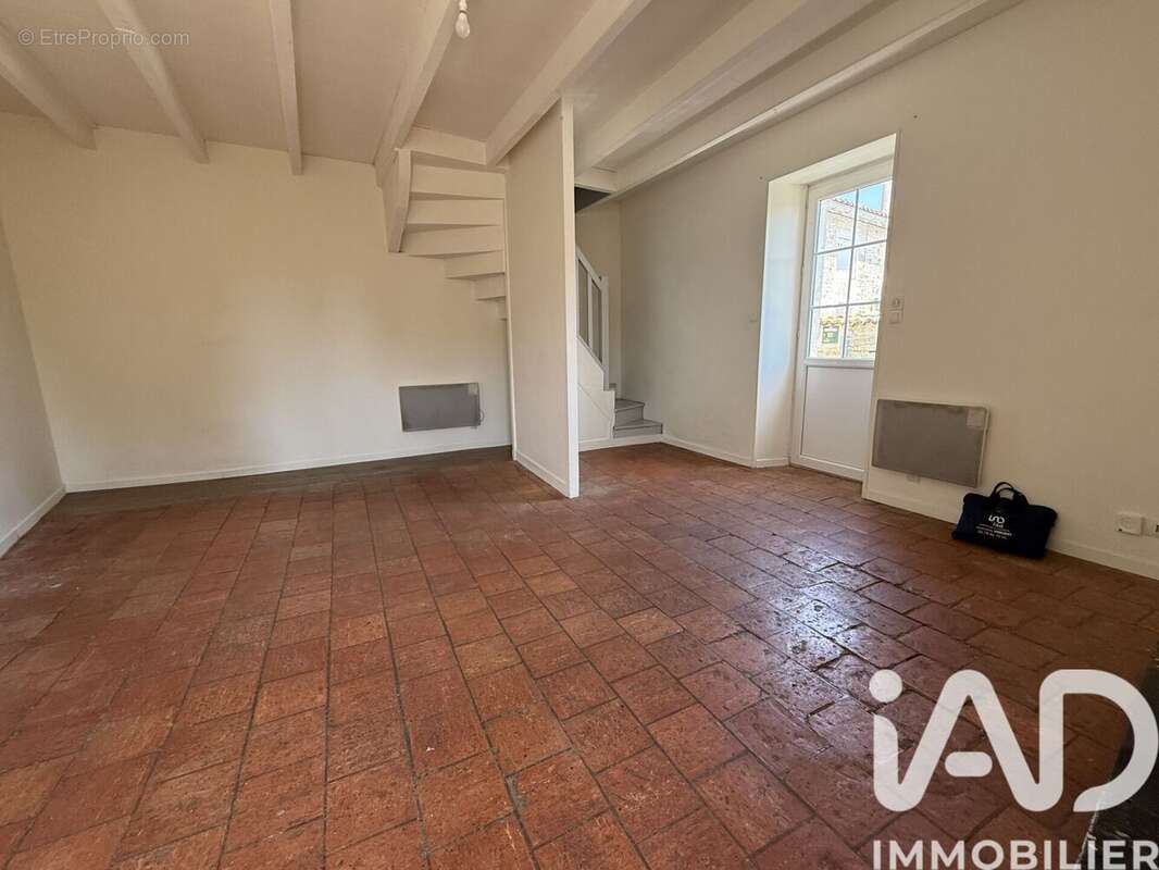 Maison 61 m² à Chef-Boutonne  - photo 3