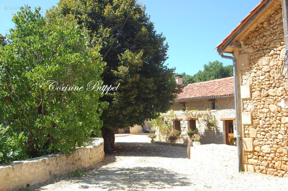 Maison à MILHAC-D'AUBEROCHE