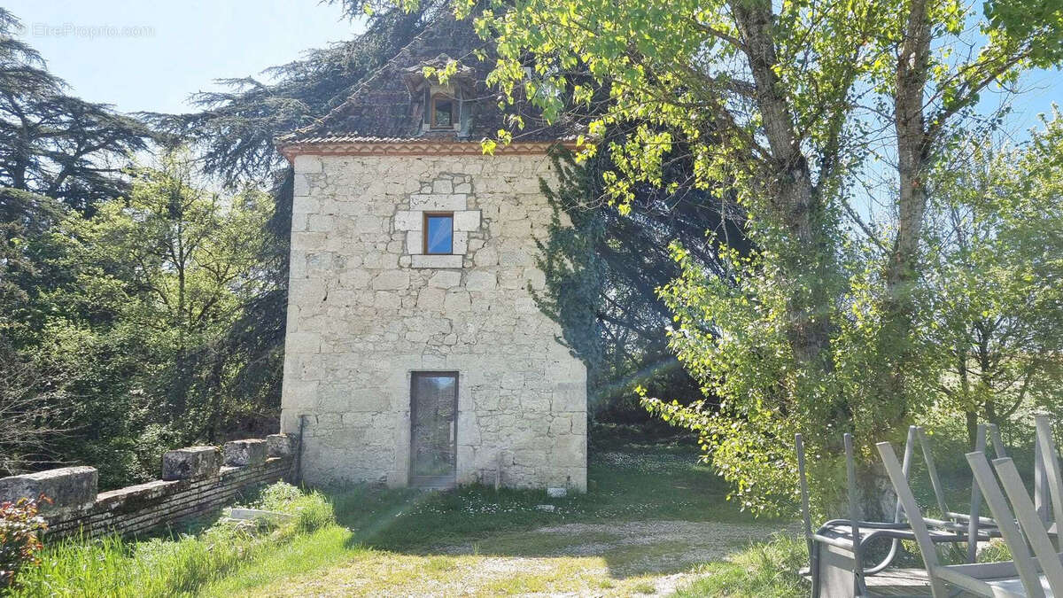 Très beau château datant du XVI ème entièrement rénové au milieu de 50 hectares et ses trois lacs situé dans l - photo 62