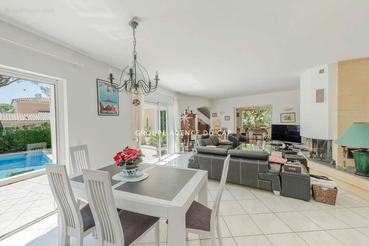 Coeur des golfs Villa 6 pièces avec vue dégagée, piscine et garage - photo 10