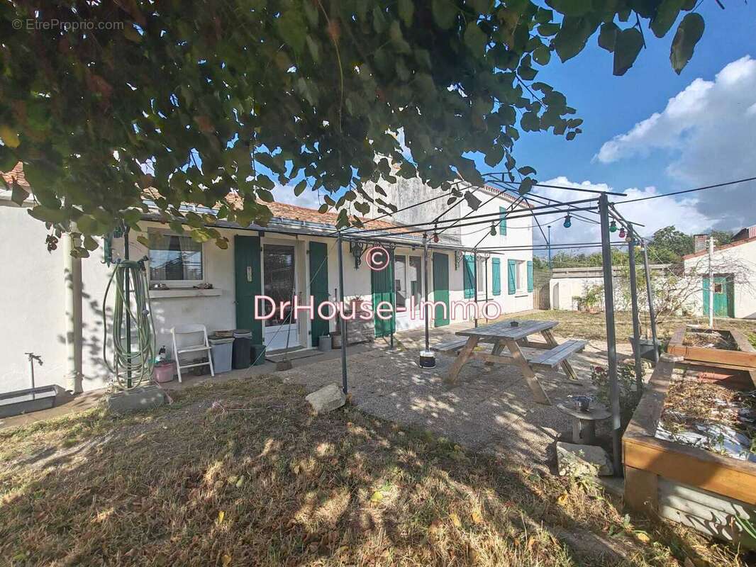 Maison à SAINTE-RADEGONDE-DES-NOYERS