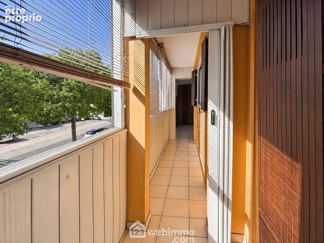 Balcon fermé servant de véranda