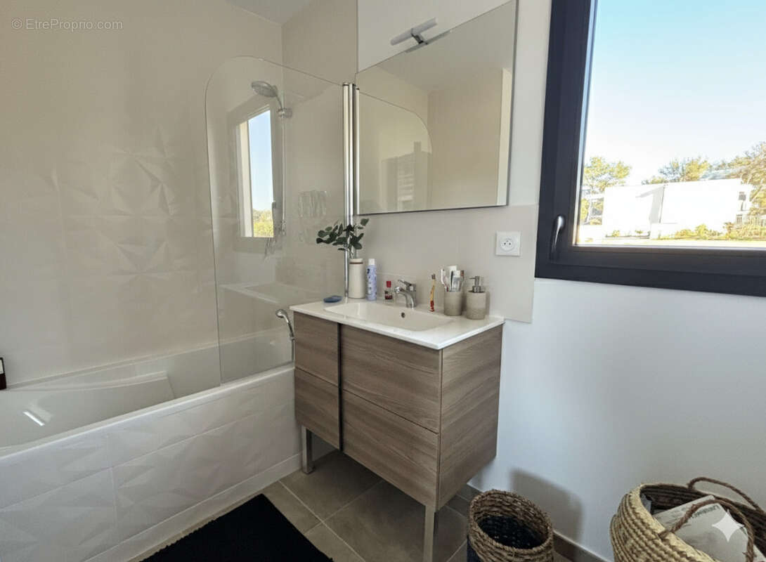 Maison à SAINT-CLEMENT-DE-RIVIERE