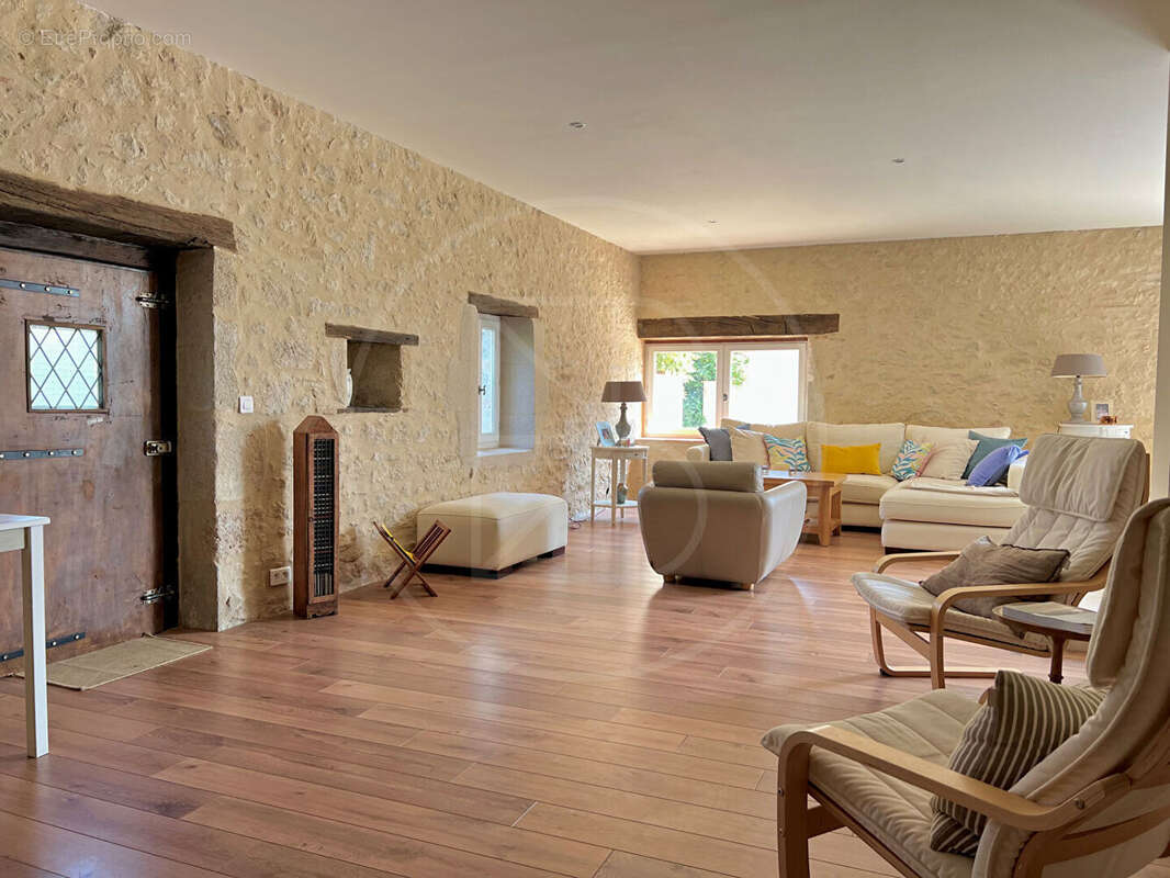 Grande maison en pierre avec piscine et vue dégagée - photo 5