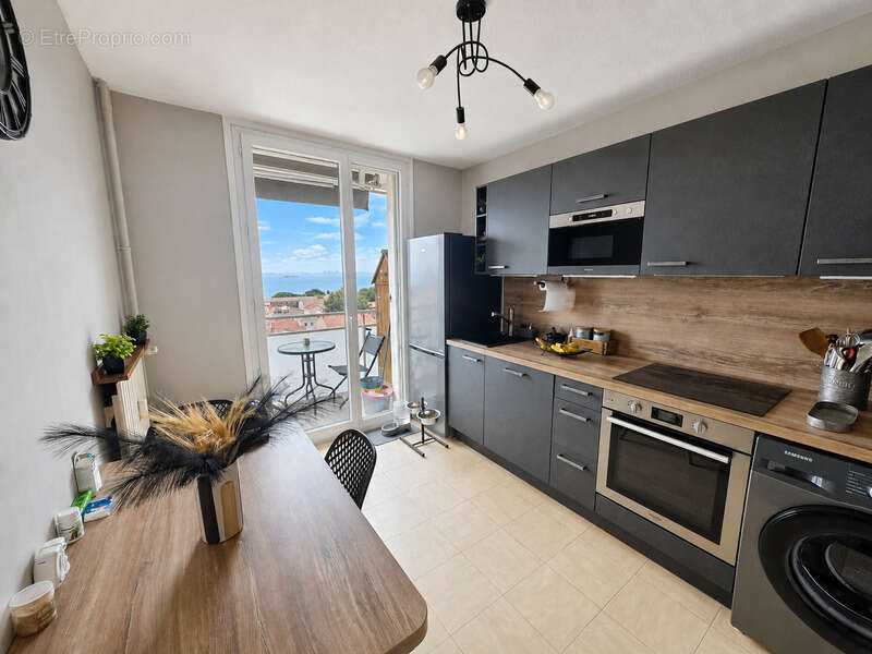 T3 à vendre avec vue mer depuis toutes les fenêtres – Centre-ville de Port-de-Bouc 3 pièces PORT DE BOUC (13) - photo 4