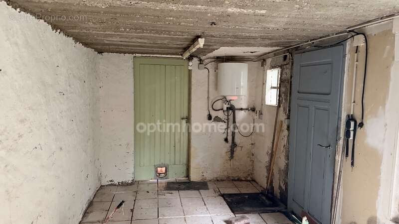 Bertrange - maison de ville de 95 m² avec 2 chambres, une terrasse ! fort potentiel ! - photo 14