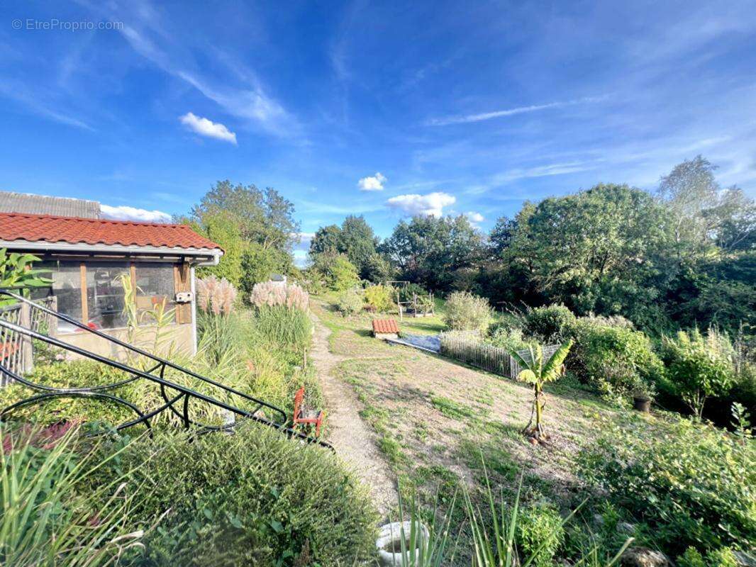 Maison à MONTFAUCON-MONTIGNE