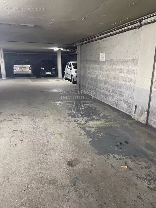 Parking à PARIS-17E