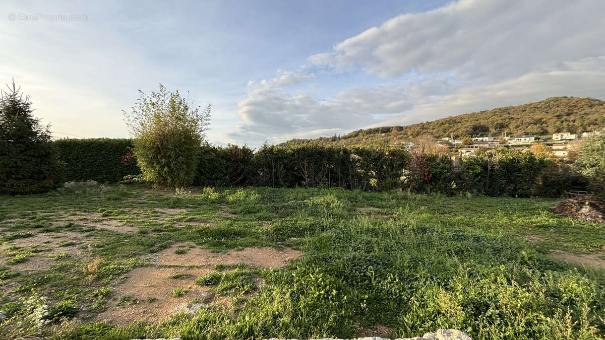 Terrain à SAINT-GEORGES-LES-BAINS