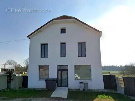 52000 chaumont un entrepot, un local commercial avec un studio et 2 appartements - photo 2