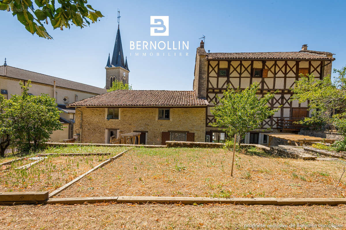 Demeure à colombage en pierre entièrement rénovée de 248 m2 en plein centre de Cuisiat - photo 2