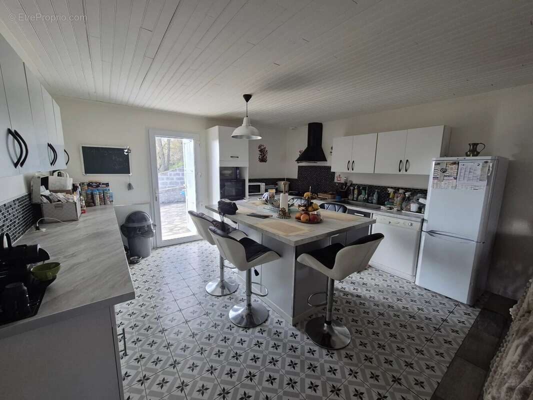 Maison de plain pied de 88m²+ dépendances et petit terrain. - photo 2