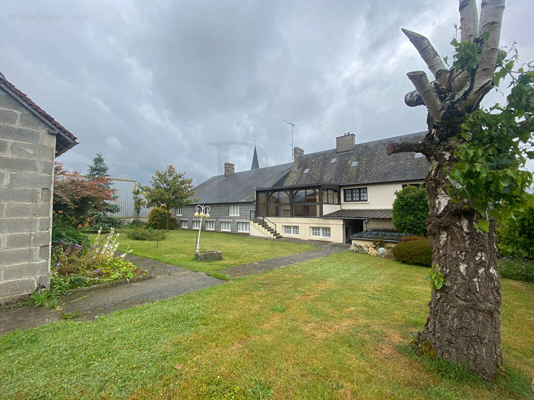 Maison à SAINT-ROCH-SUR-EGRENNE