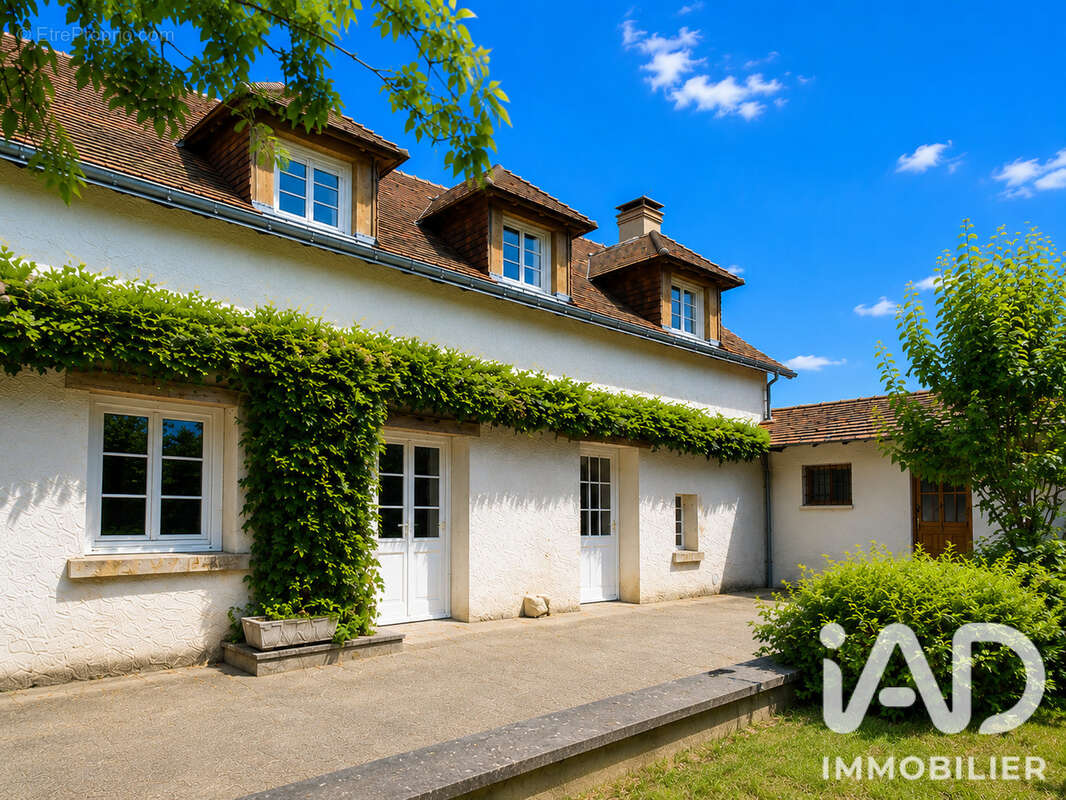 Maison 188 m² à Beaumont-La-Ronce  - photo 2