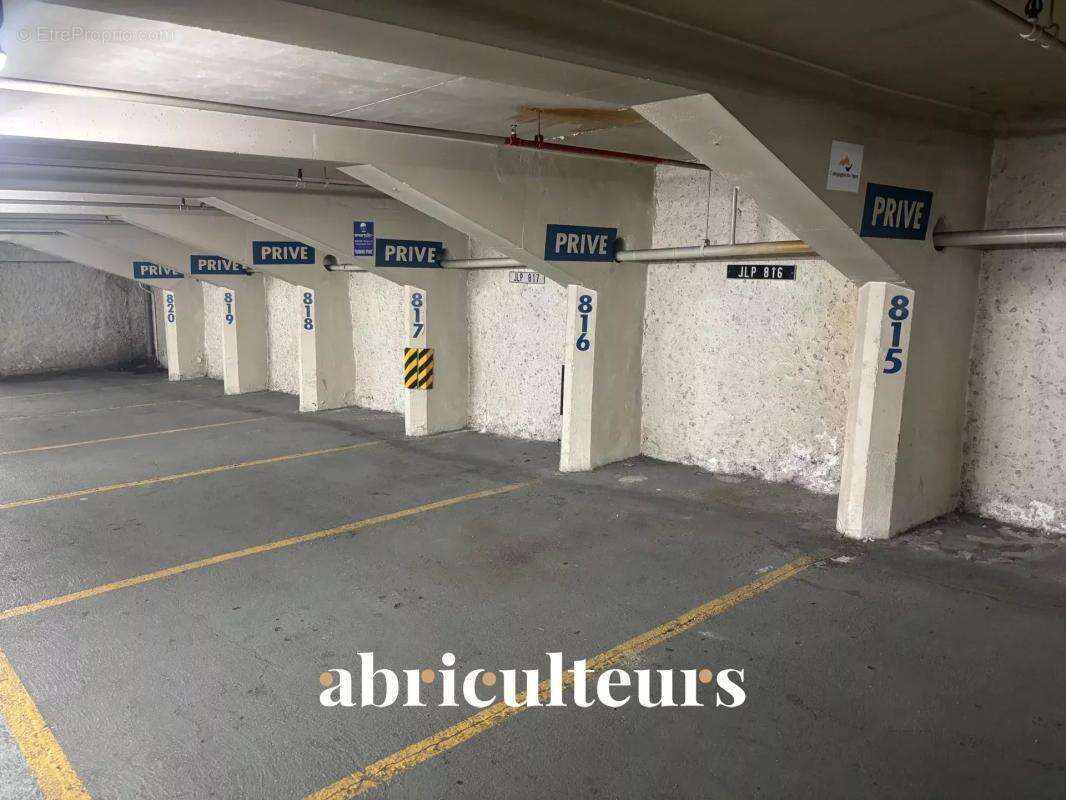 Parking à PARIS-9E