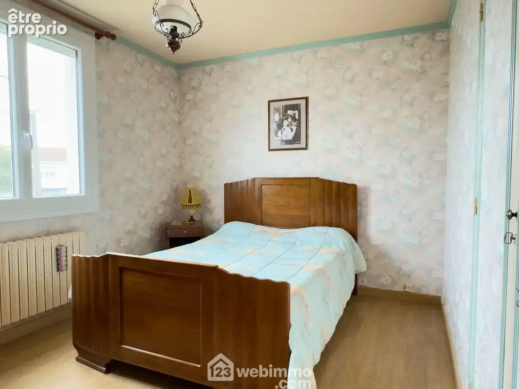 L'étage distribue 3 chambres avec placards, une de 11.50m²...