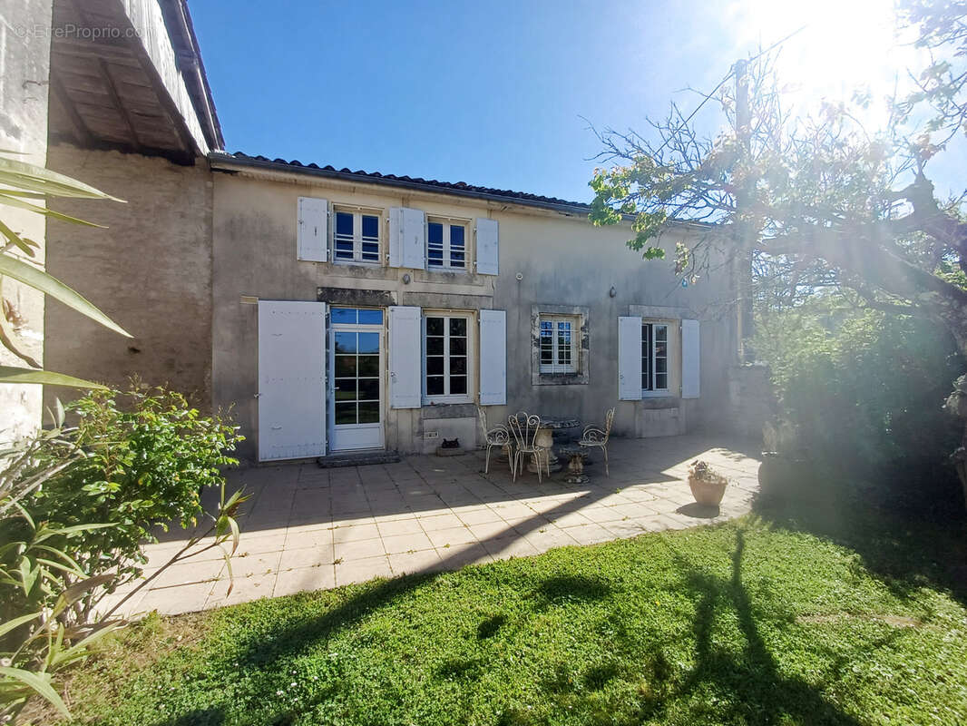 Maison à BAIGNES-SAINTE-RADEGONDE