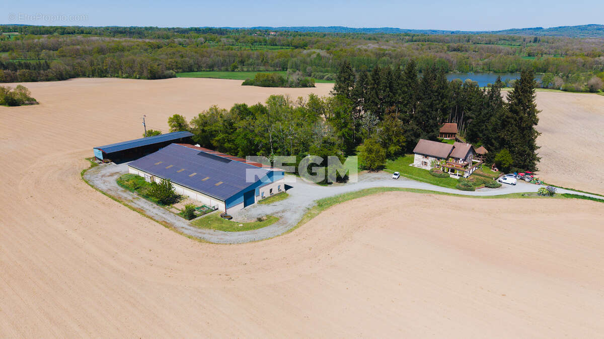 Domaine d’exception de 54,5 hectares avec maison de 300 m2, étang privé, piscine et 1 500 m2 de dépendances - photo 10