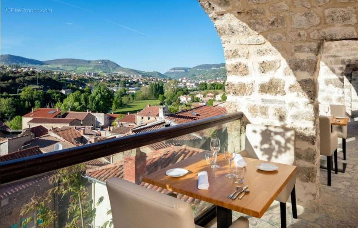 Commerce à CREISSELS