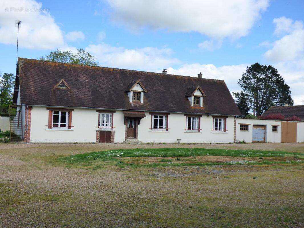 Maison à TREMBLAY-LES-VILLAGES