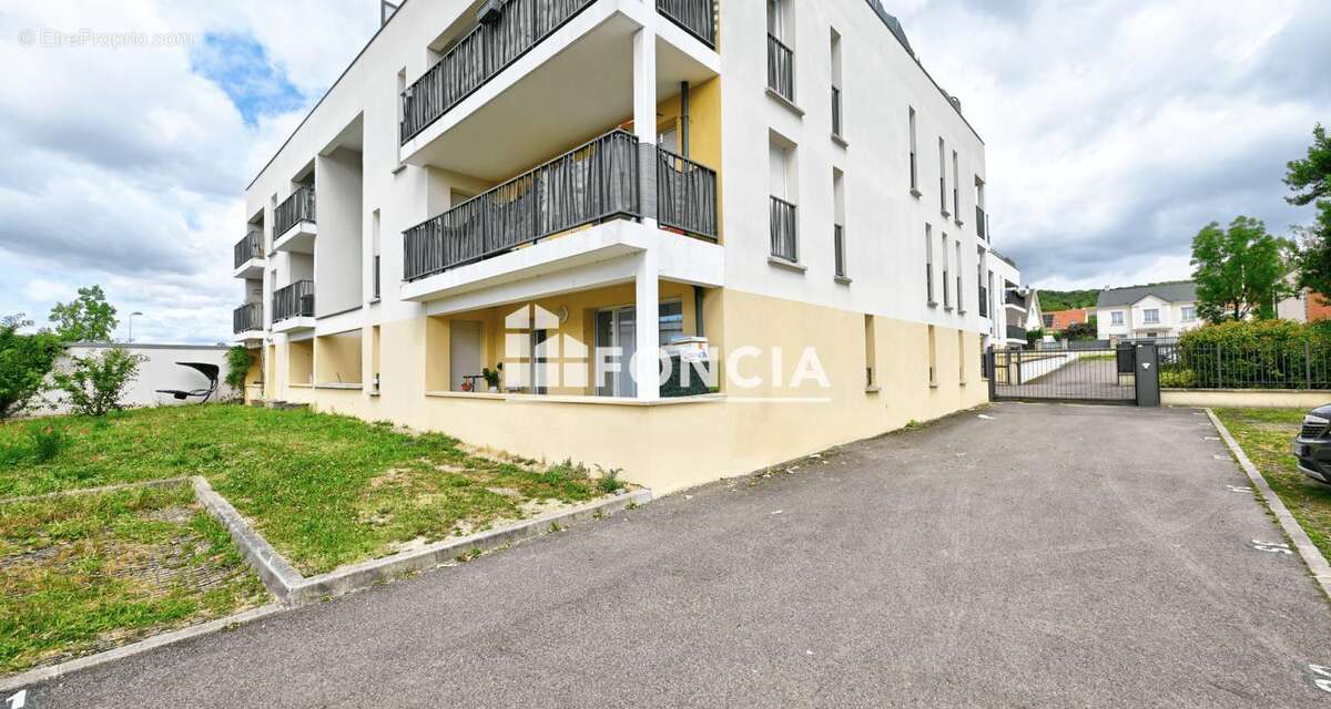 Appartement à CHANTELOUP-LES-VIGNES