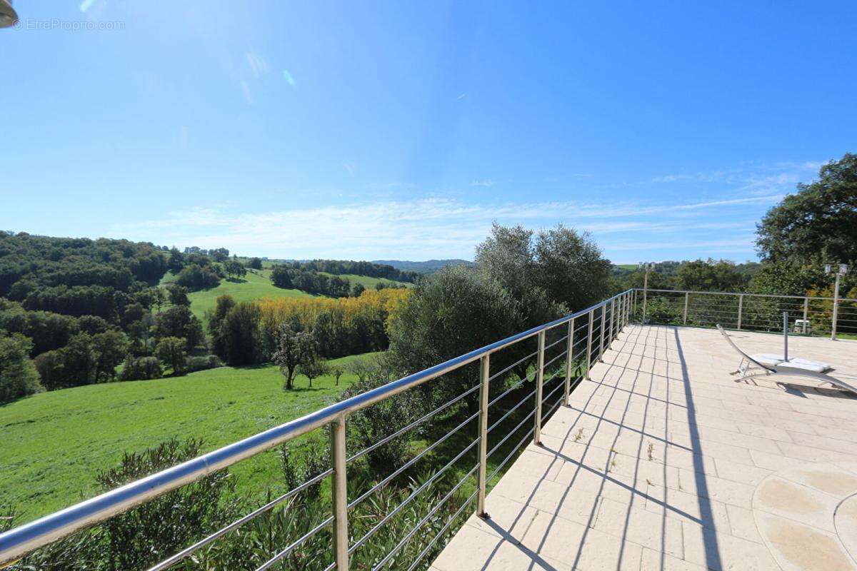 Maison en pierre avec piscine chauffé et terrain 17 hectares - photo 4