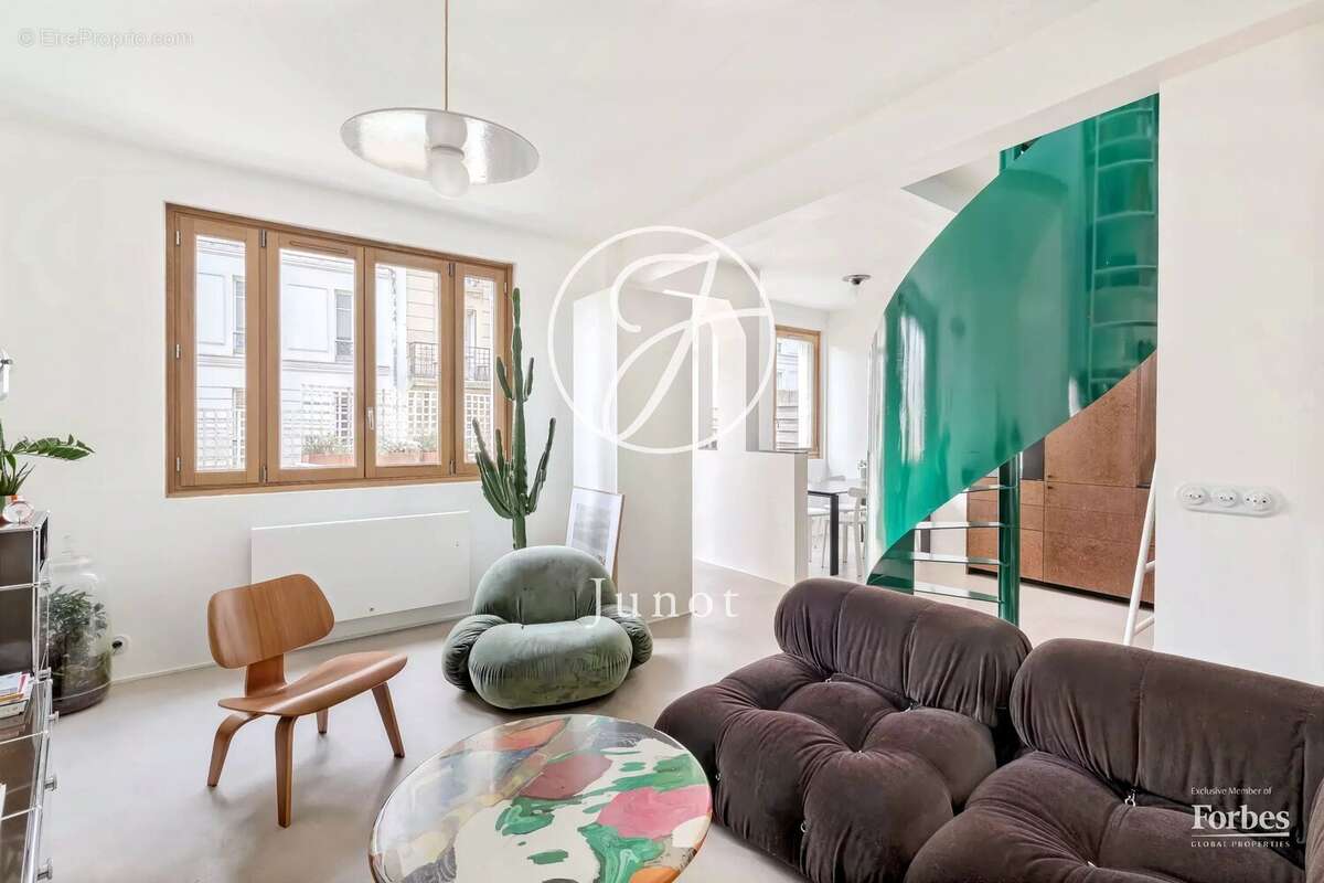 Paris 18e - MONTMARTRE / HAUT LEPIC - Appartement comme une maison - 3 pièces - 68,52m² Carrez - 72,81m² au sol - Terrasse 15,80 - photo 4