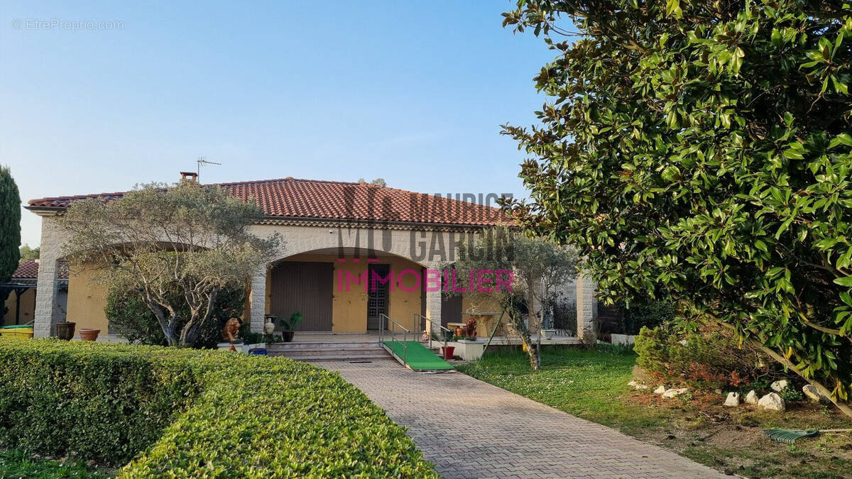 Maison à ENTRAIGUES-SUR-LA-SORGUE