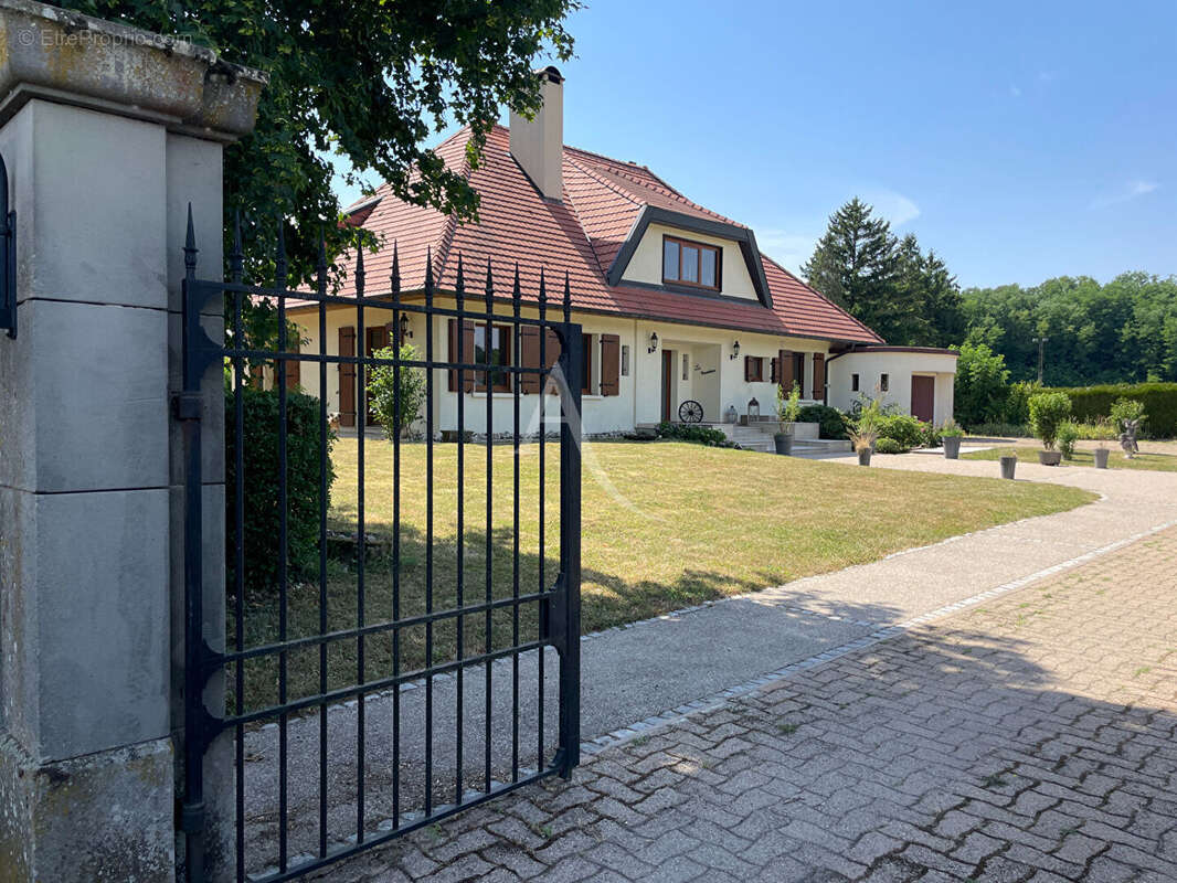 Propriété  7 pièce(s) 230 m2 - photo 2