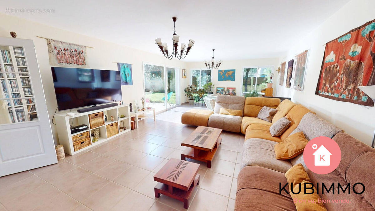 Séjour cosy de 41 m² avec insert - Maison à LONGEVILLE-SUR-MER
