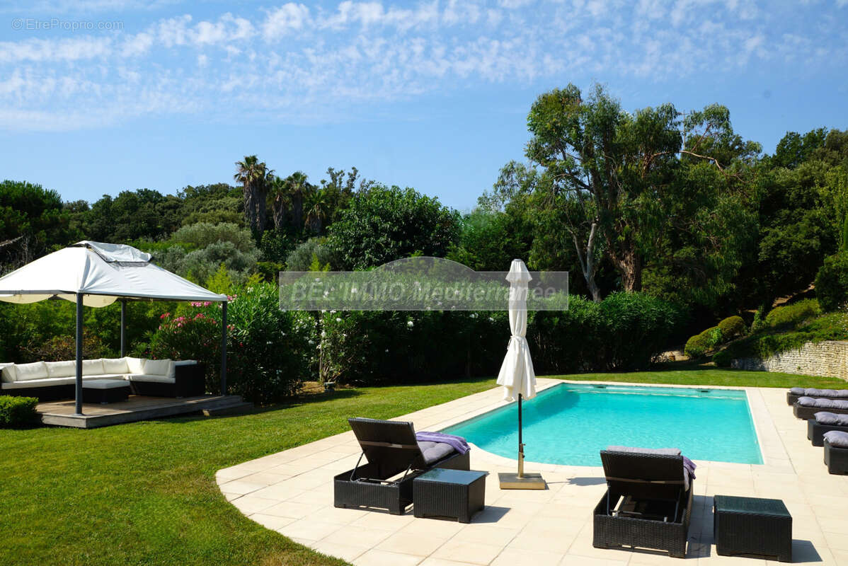 Propriété de 200 m2, piscine, terrain de 4000 m2 - photo 2
