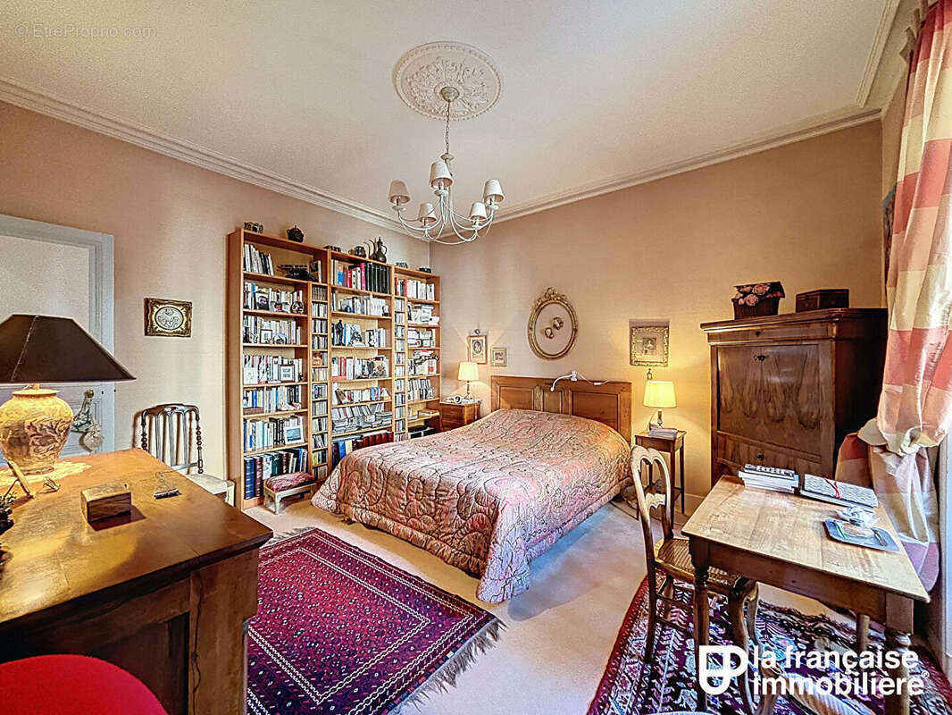 Charmant appartement ancien avec cachet  - 3/4 chambres - Secteur Place Hoche / Faculté de Droit - Stationnement - photo 12