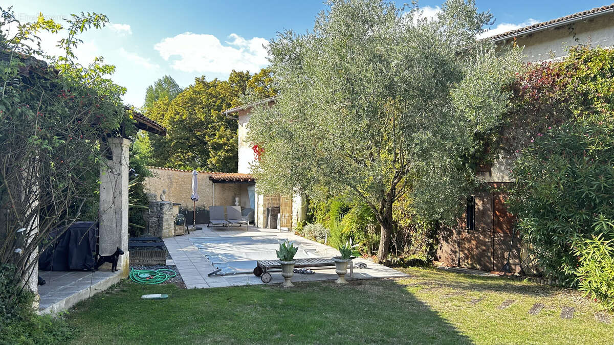 Maison à SAINT-PIERRE-DE-JUILLERS