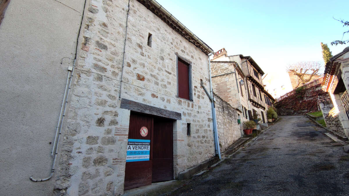 Parking à BAGAT-EN-QUERCY