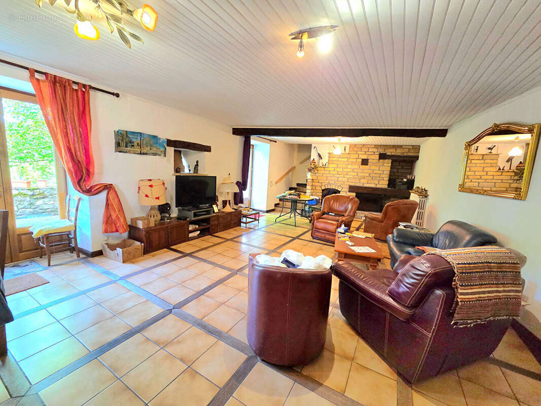 Ancien corps de ferme dans un hameau paisible avec un terrain de plus de 7 500m² - photo 4