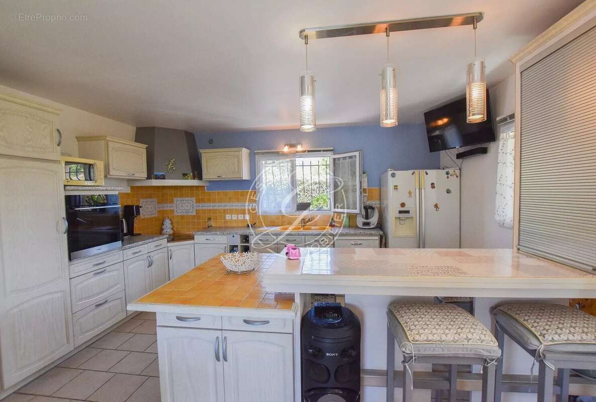 A vendre flayosc - maison a pied au village 3 chambres avec piscine et garage au calme absolu - photo 8