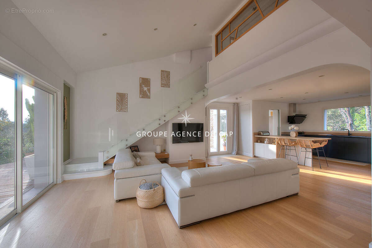 EXCLUSIVITÉ ! Fréjus Valescure, VILLA 7 pièces, 4 chambres, bureau, piscine, terrain de 1980m² - photo 10