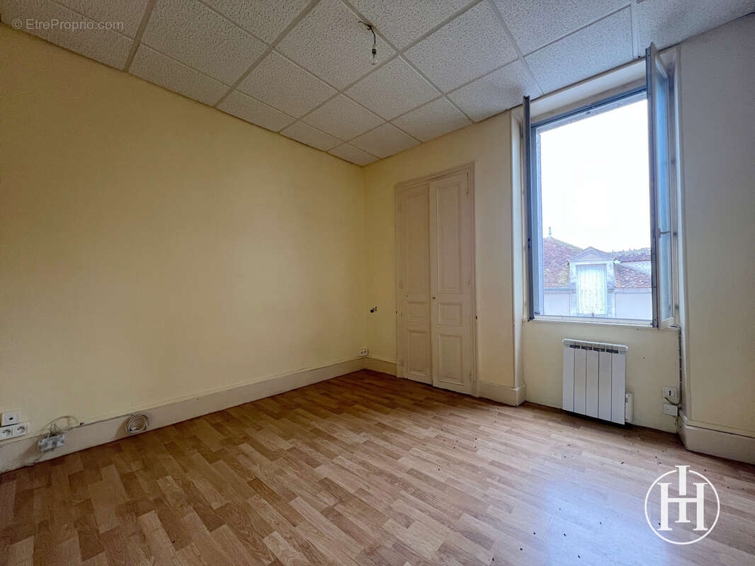 Appartement à VALLON-EN-SULLY